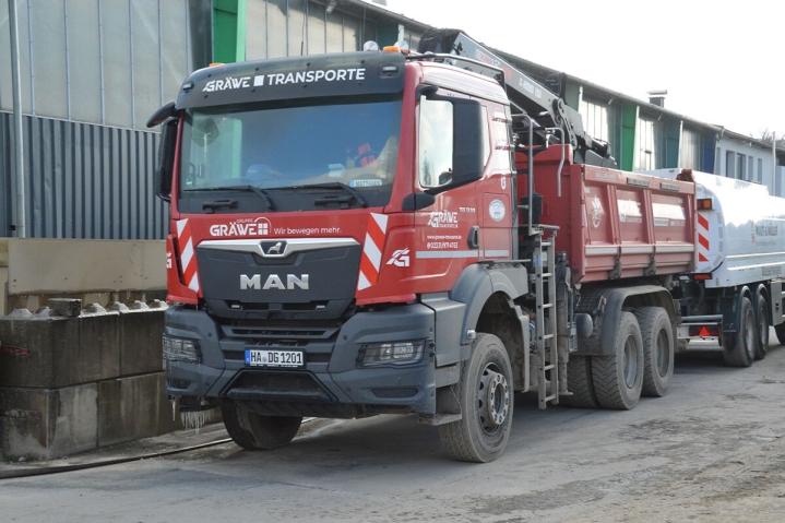 3-Achs-Kipper mit Ladekran und Greifer